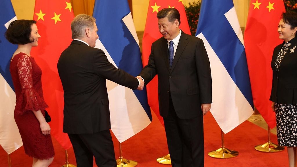 Kiinan presidentti Xi Jinping ja rouva Peng Liyuan (oik.) toivottivat presidentti Sauli Niinistön ja rouva Jenni Haukion tervetulleiksi valtiovierailulle Kiinaan Pekingiin.