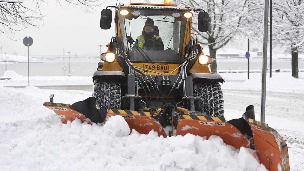 Aurauskalusto on täydessä käytössä, kun pyry lähestyy Suomea.