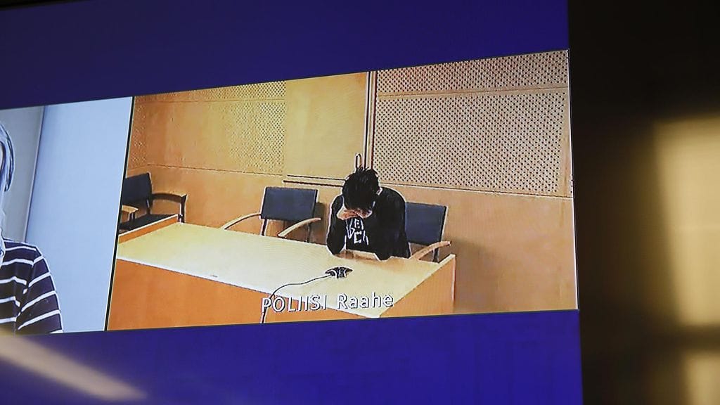 Mies peitti kasvonsa etäyhteydessä.