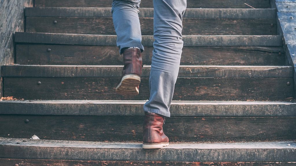 Parin minuutin tauko istumisesta pienentää istumisen terveyshaittoja. Kuvituskuva.