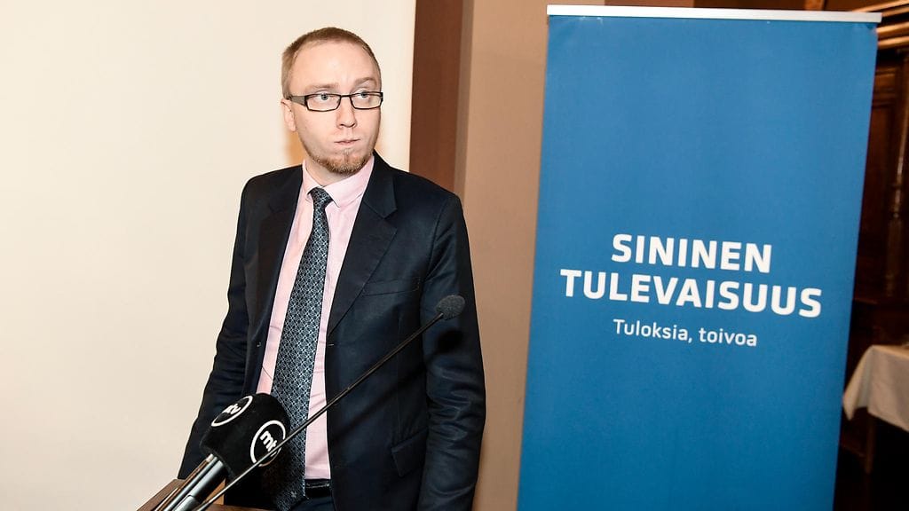 Elo jatkaa Espoon kaupunginvaltuustossa sinisten ryhmässä sitoutumattomana.