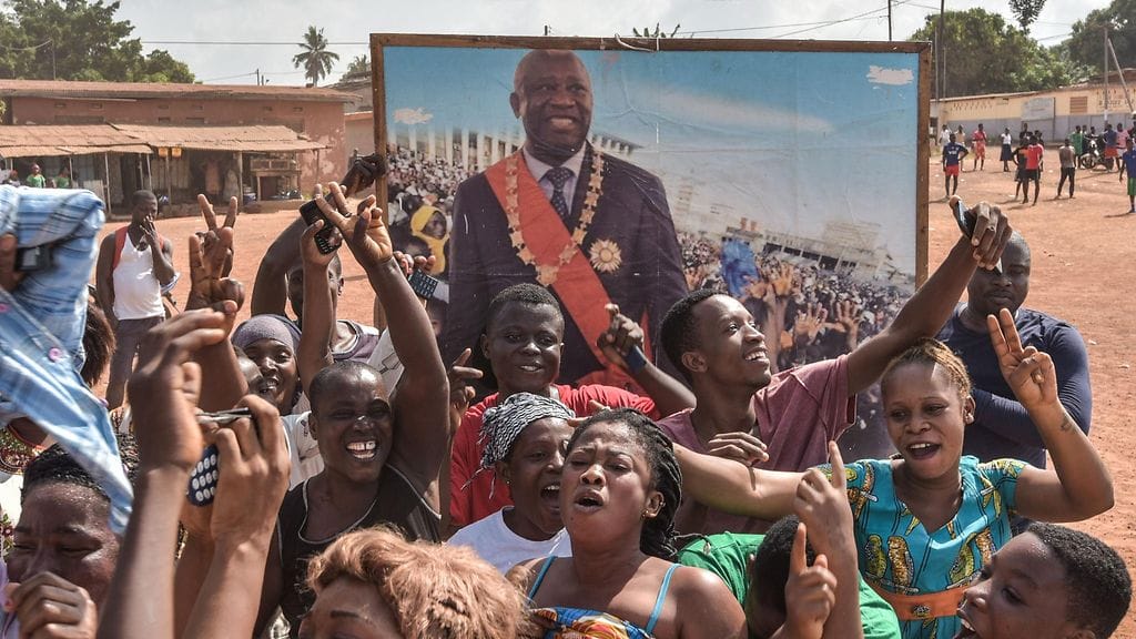 Ihmiset juhlistavat oikeuden päätöstä Gbagbon kotikylässä Gagnoassa.