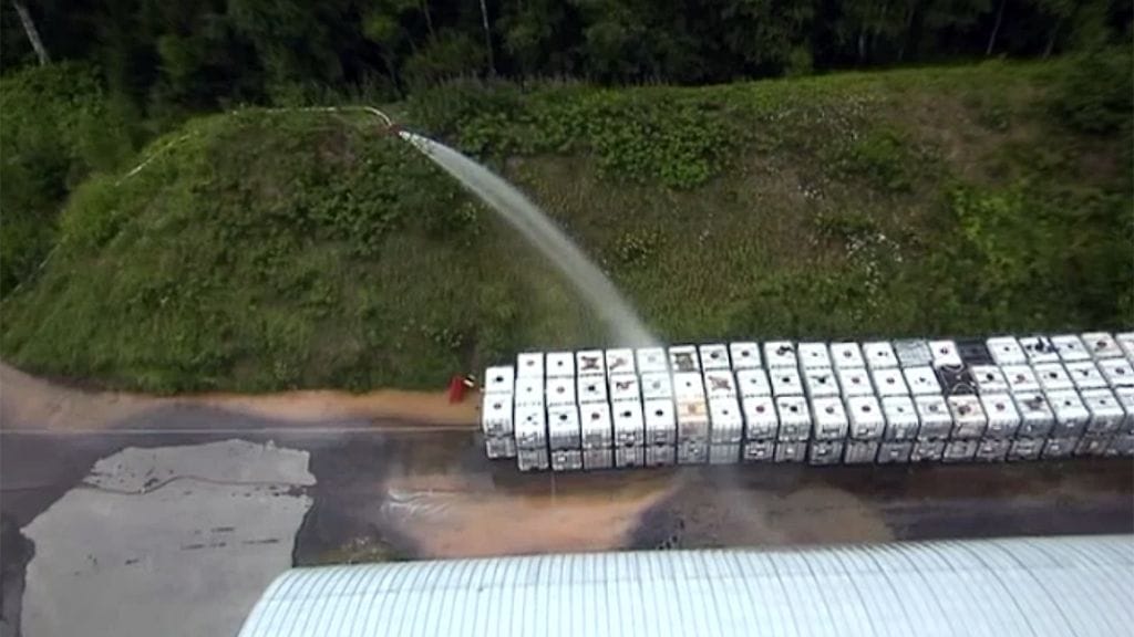 Vihtavuoressa höyrynnyttä räjähdejätekonttia jäähdytettiin vesitykin avulla.