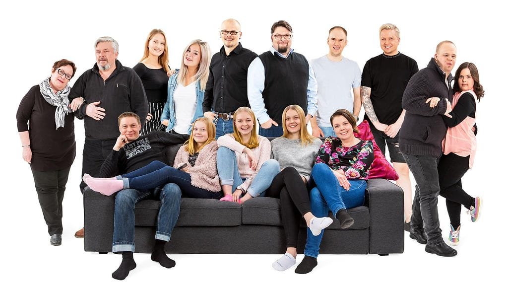 Jarno ja Perttu poseeraavat kuvassa ylärivissä oikealla.