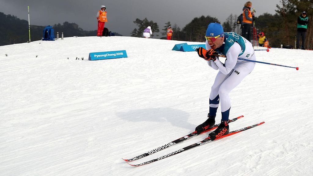 Iivo Niskanen kauppaa urheiluvälineitään Krista Pärmäkosken kanssa.