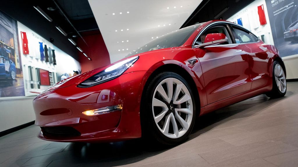 Uuden Model 3 -mallin (kuvassa) piti olla edeltäjiään halvempi, mutta sekin maksaa halvimmillaan Yhdysvalloissa noin 44 000 dollaria (vajaat 39 000 euroa).