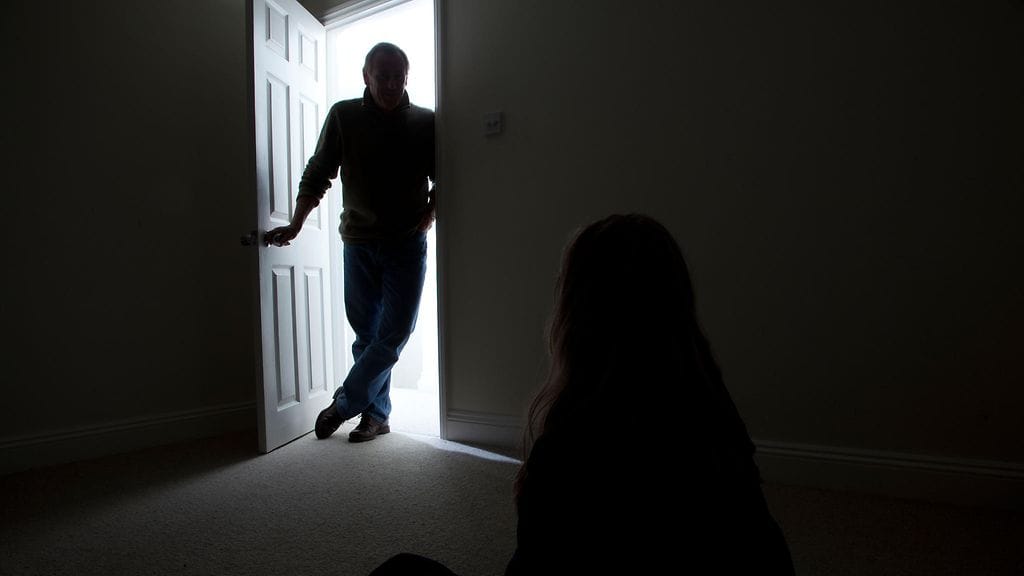 Mies oli tekoaikaan 34-vuotias ja uhri 9-vuotias. Kuvituskuva.