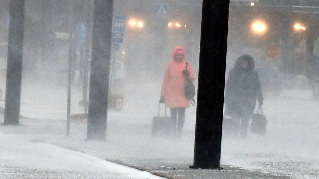 Keskiviikon ja torstain välisenä yönä iskevä lumimyräkkä hankaloittaa aamun työmatkaliikennettä.
