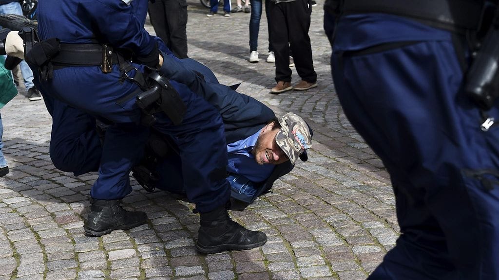 Marco de Witillä on kokemusta poliisin jalassa roikkumisesta aiemminkin. Poliisi purki Suomi ensin -mielenosoituksen Helsingin Rautatientorilla 26. kesäkuuta 2017. Poliisi antoi käskyn purkaa mielenosoitus iltakuuteen mennessä. Suomi ensin -liikkeen tuolloinen puuhamies Marco De Wit vastusti purkumääräystä.