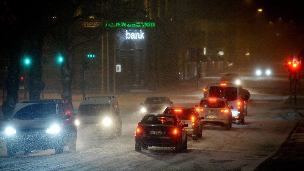 Helsingin poliisin liikennevalvontatoiminnon johtaja Jarkko Lehtinen antaa autoilijoille kolme vinkkiä selviytyä huomisesta lumimyrskystä liikenteessä.