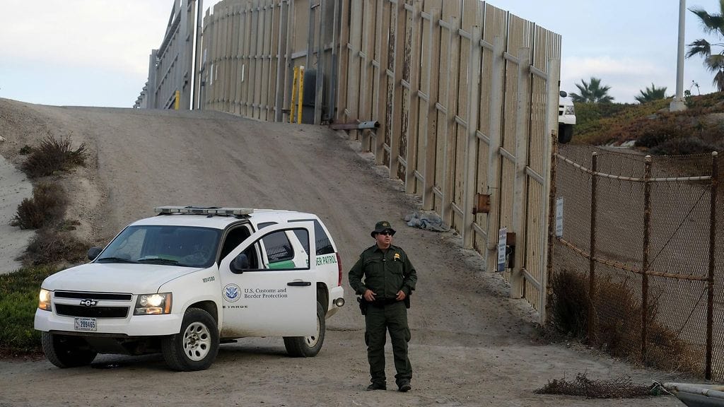Arkistokuvassa USA:n rajavartija Yhdysvaltain ja Meksikon välisellä rajalla.