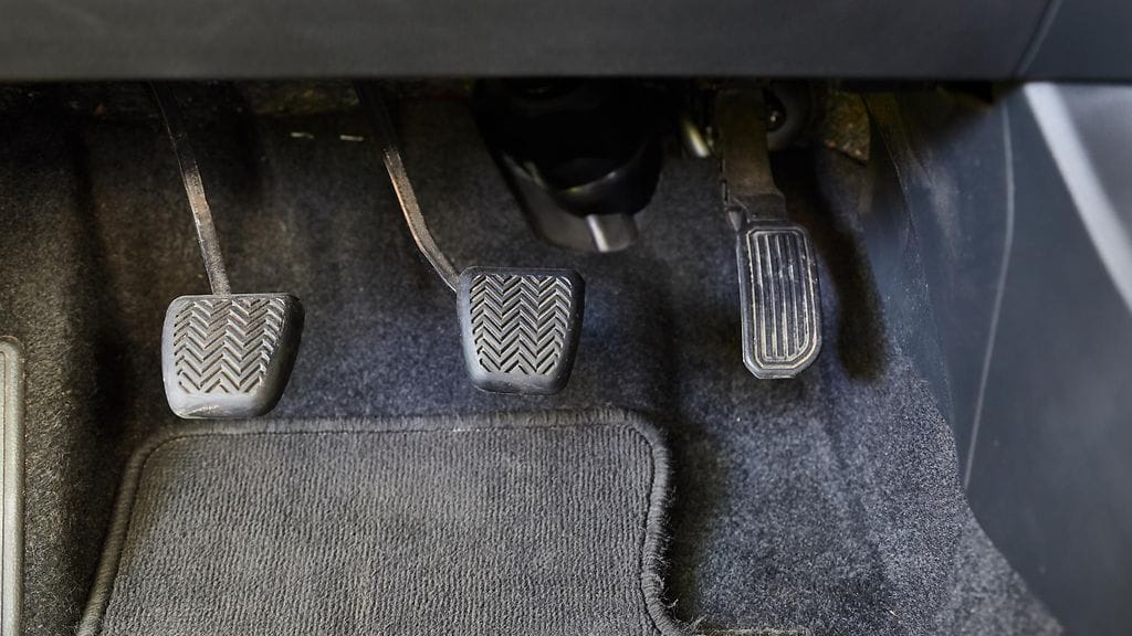 Nuoren autonkuljettajan turvakenkä jäi kaasu- ja jarrupolkimen väliin, mikä aiheutti vaaratilanteen Ulvilassa. Kuvituskuva.