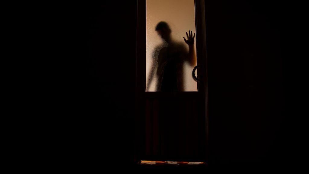 Rich löi syyskuussa 2018 toisen pelaajan, Rory Youngin, kanssa sadasta tuhannesta dollarista vetoa, että pystyy asumaan 30 päivää äänieristetyssä kylpyhuoneessa. Kuvituskuva.