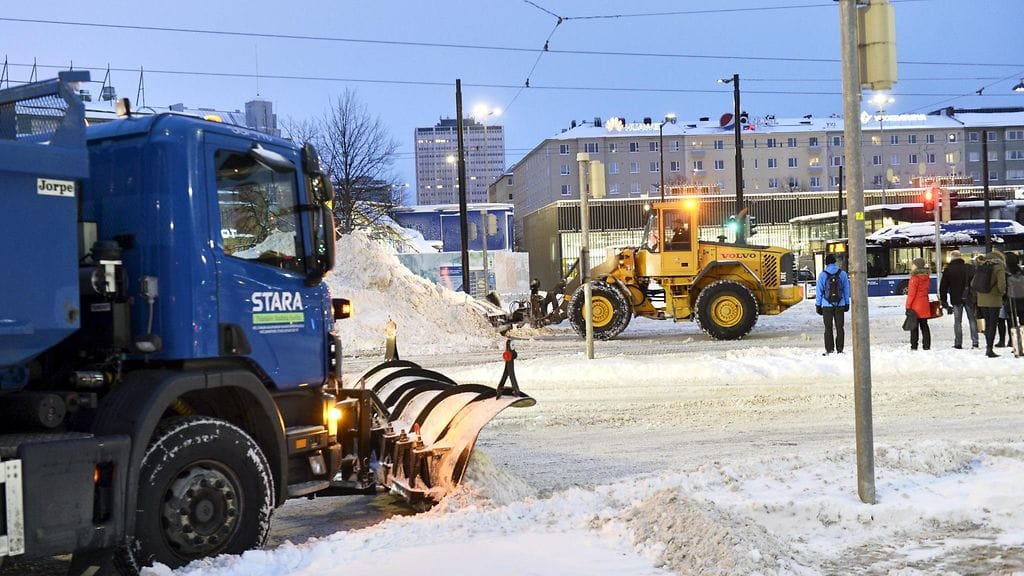 Yön ja päivän aikana Suomen yli kulkenut lumi-infernoksikin ennustettu matalapaine on saanut maan lumitilanteen päälaelleen, kertoo Ilmatieteen laitos Twitterissä.