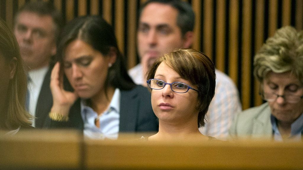 Castrin sieppaamaa Michelle Knightia (edessä) kuultiin oikeudessa 1. elokuuta 2013.