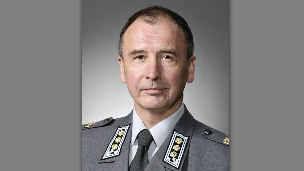 Valtioneuvosto esittää puolustusasiamies, prikaatikenraali Pekka Toveria Pääesikunnan tiedustelupäälliköksi.