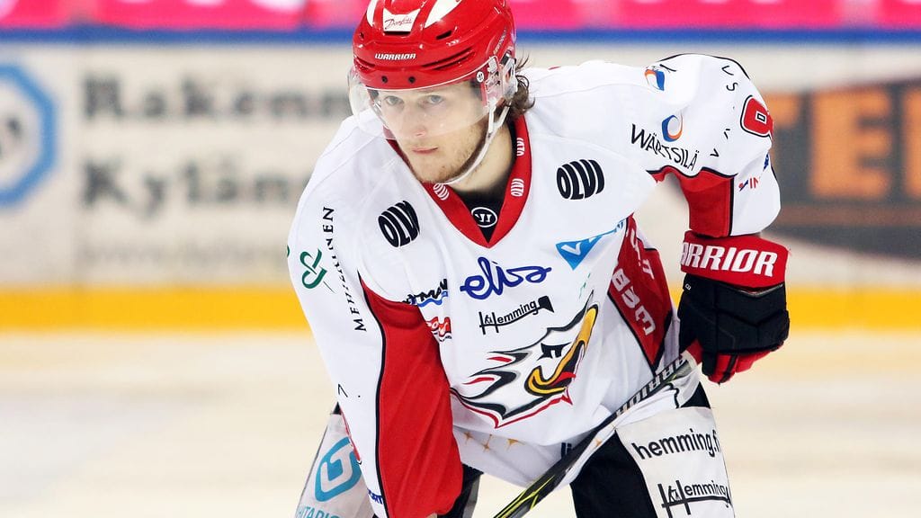 Valtteri Viljanen jatkaa Sport-paidassa ensi kaudellakin.