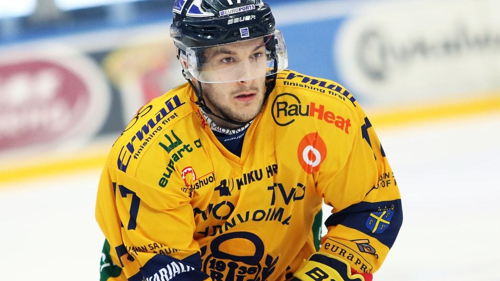 Justin Danforth taklasi voimakkaasti IFK:n Ville Varakasta Helsingissä.