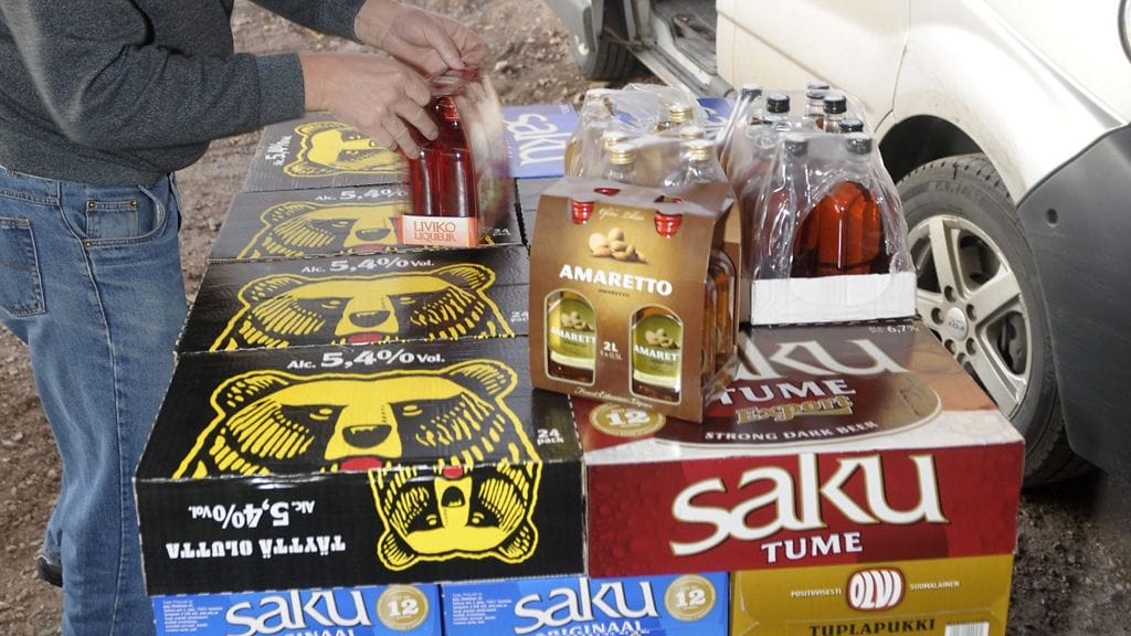 Kyselyn mukaan heinä-elokuussa yli sata litraa alkoholijuomia Suomeen tuoneista lähes puolet teki ostoksensa Latviassa tai muualla Viroa kauempana.