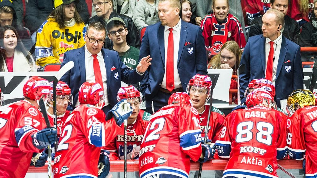 IFK:n päävalmentaja Ari-Pekka Selin (vas.) keräsi joukkojaan aikalisän aikana Helsingissä.