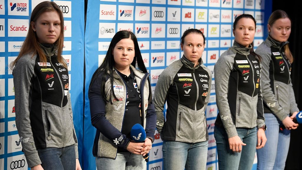 Eveliina Piippo (vas,), Krista Pärmäkoski, Susanna Saapunki, Kerttu Niskanen ja Johanna Matintalo edustivat naisten maajoukkuetta syksyn tiedotustilaisuudessa ennen kauden alkua.