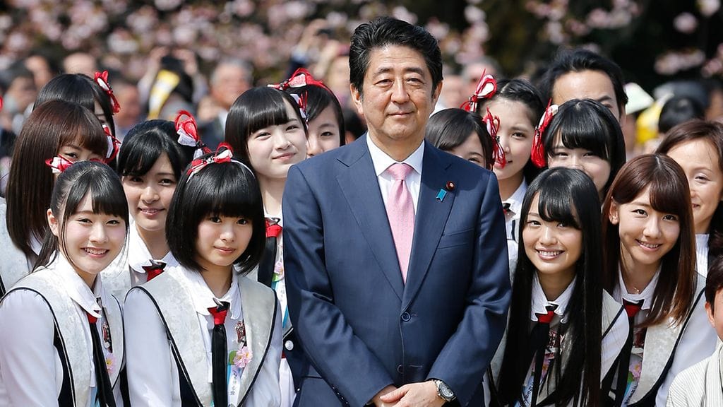 Japanin pääministeri Shinzo Abe poseeraa NGT48 kanssa.