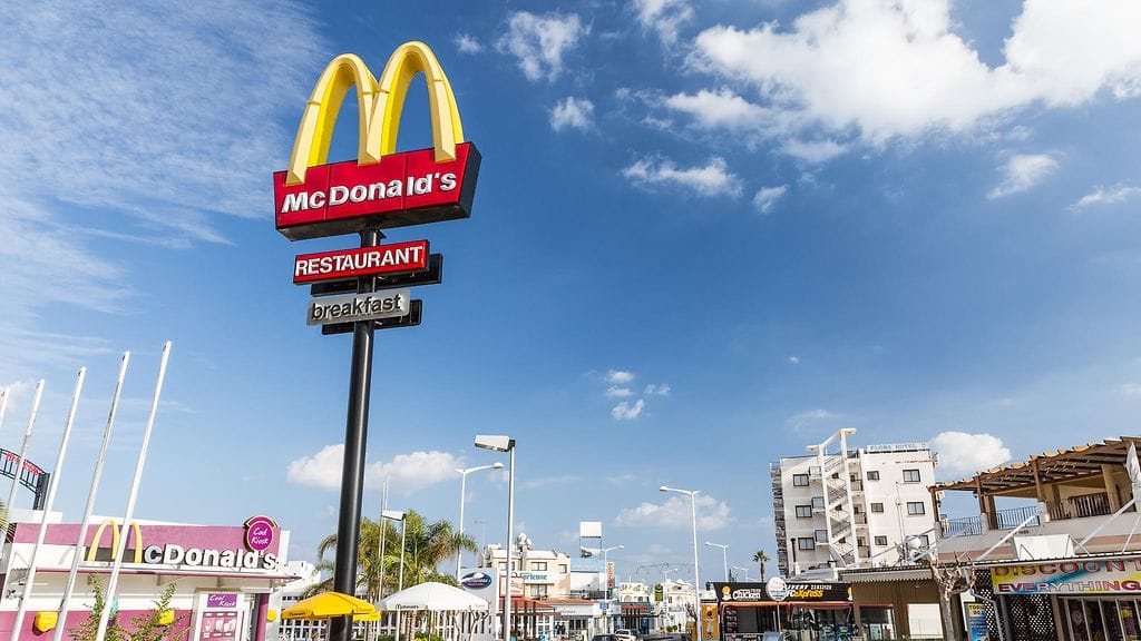 . Kalifornialaisessa McDonald'sissa syntyi välikohtaus, kun teinit kävivät heille kurinpalautusta antaneen naisen kimppuun. Kuvituskuva.