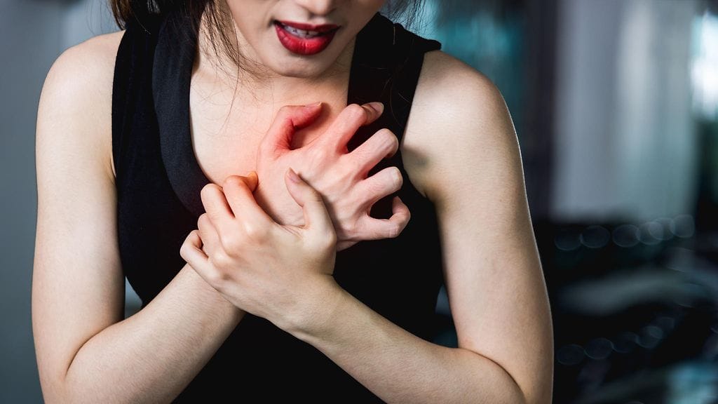 Voimakas rintakipu, rytmihäiriöt ja heikentynyt suorituskyky ovat hoitoa vaativat sydänlihastulehduksen oireita. Kuvituskuva.