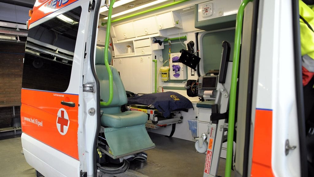 Mies oli alkanut uhkailemaan ambulanssihenkilökuntaa, tehostaen uhkailua leipäveitsellä.