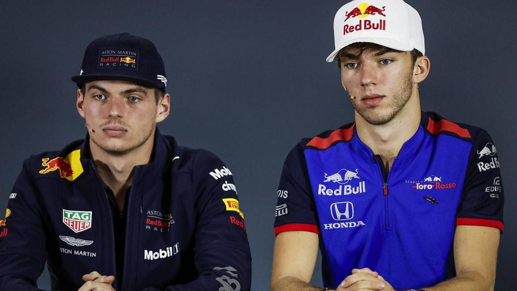 Pierre Gasly (oikealla) ajaa ensi kaudella Red Bullilla Max Verstappenin (vasemmalla) kanssa.