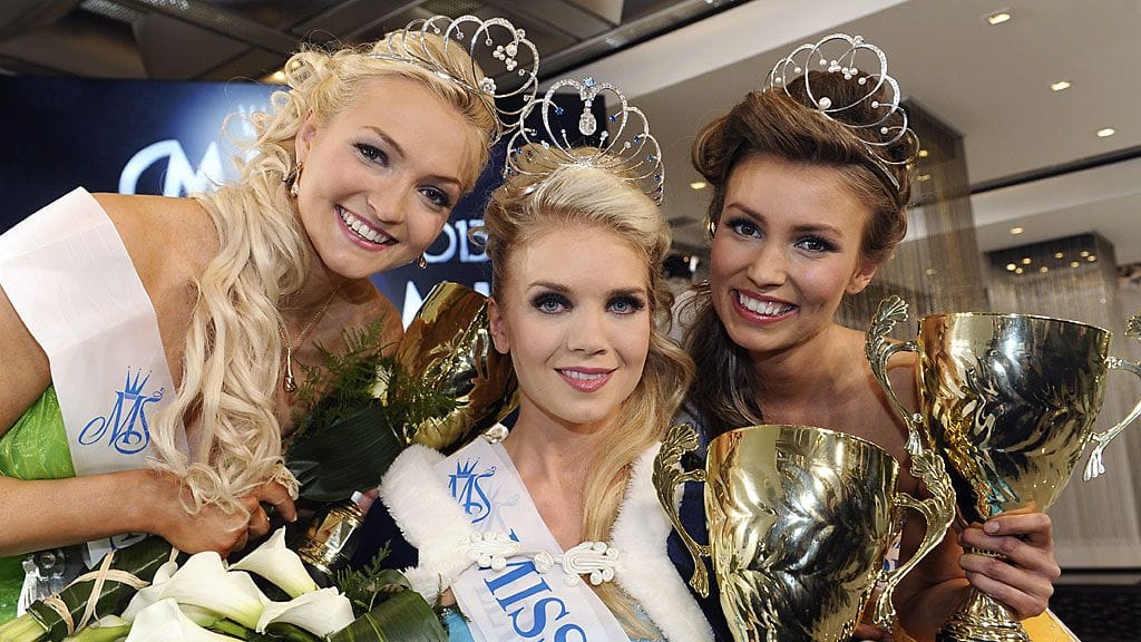 Miss Suomi 2013 Lotta Hintsa perintöprinsessoineen. Vasemmalla Maija Kerisalmi, oikealla Helianna Ylimaula.
