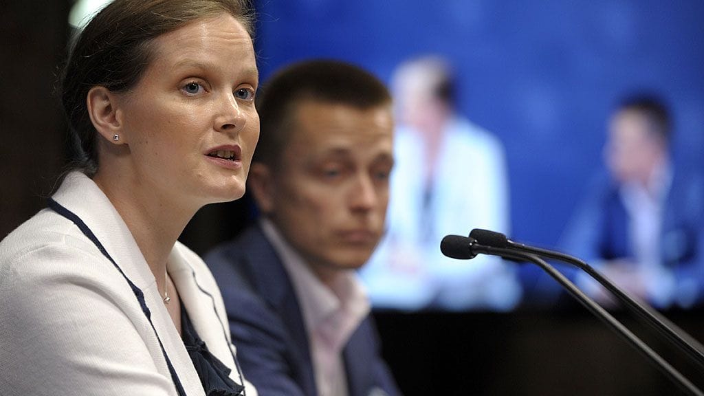 Leila ja Atte Kaleva astuivat median eteen tiedotustilaisuudessa Ulkoasiainministeriössä torstaina 16. toukokuuta 2013.