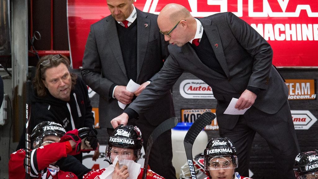 Risto Dufva palasi voitokkaasti JYP-penkin taakse.