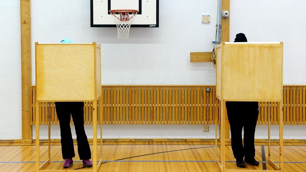 Eduskuntavaalien äänestystä Lähderannan koululla Espoossa eduskuntavaaleissa 19. huhtikuuta 2015.