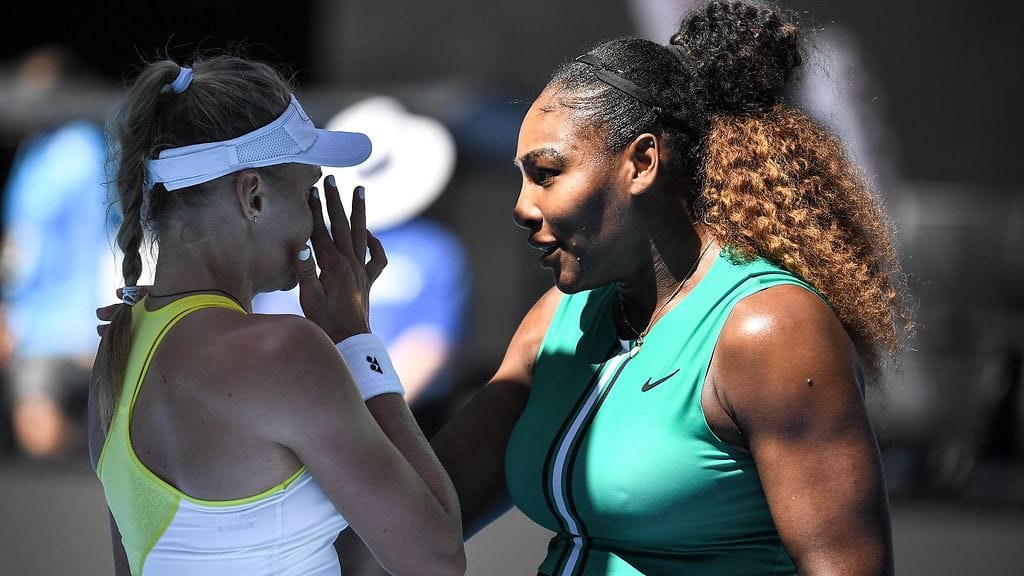 Serena Williams (oik.) lohdutti Dajana Jastremskaa kaksikon ottelun jälkeen.