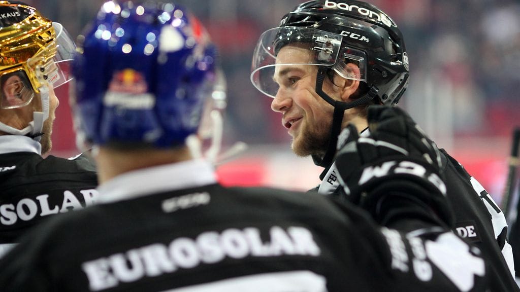 TPS:n pelaajat olivat yhtä hymyä voitto-ottelun jälkeen.