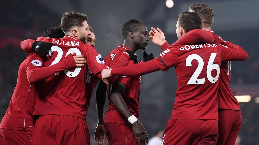 Sadio Mane (keskellä) laukoi voittomaalin Liverpoolille, kun Valioliigan sarjakärki kaatoi Crystal Palacen 4-3.