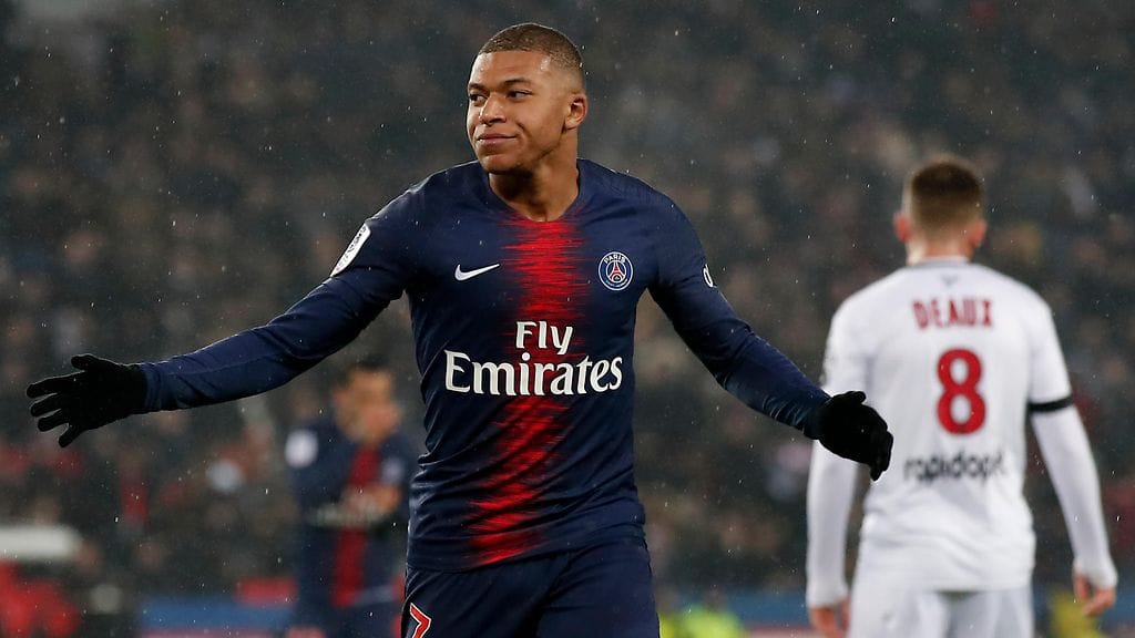 Kylian Mbappe (kuvassa) iski kolme maalia, kun PSG otti hurjan 9-0-murskavoiton Guingampista Ranskan liigassa.