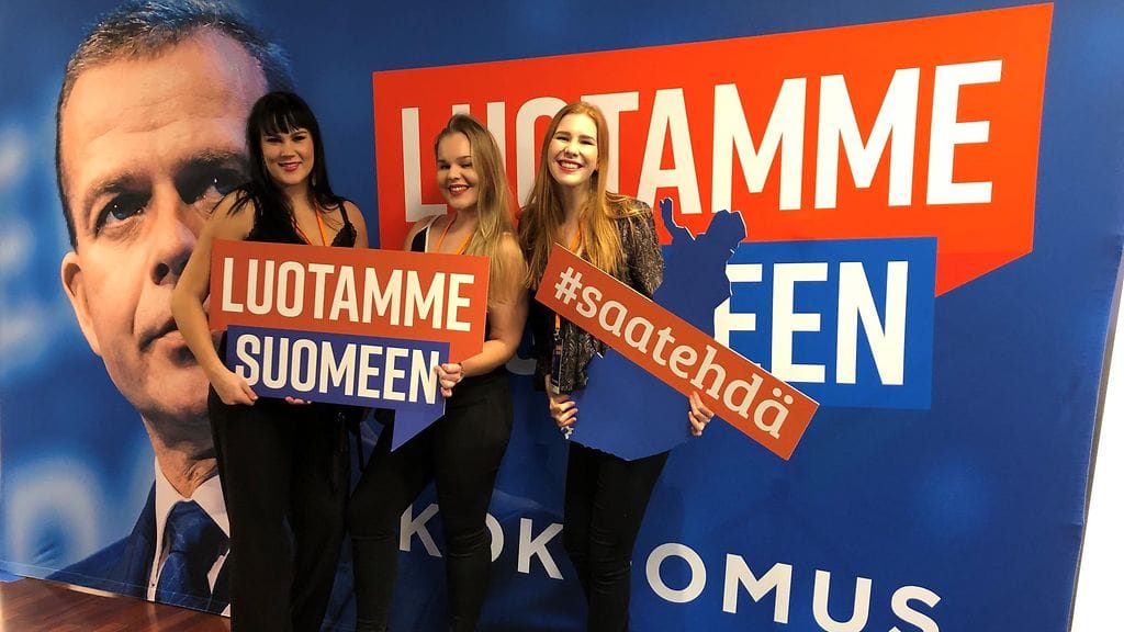 Puheenjohtaja Petteri Orpo omiensa parissa kokoomuksen risteilyllä 19.1.2019. Tässä kuvassa tosin vain julisteessa.