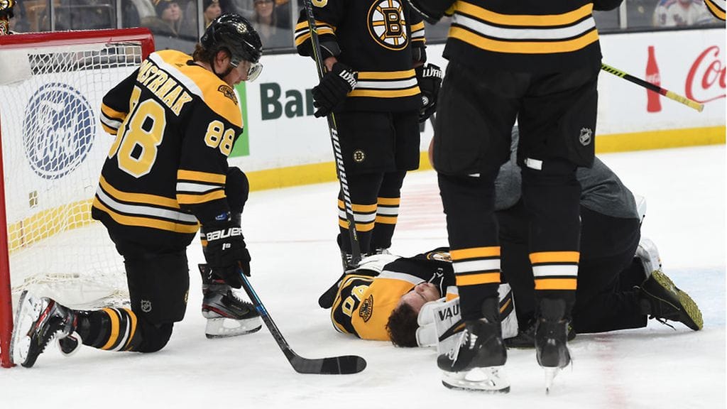 Boston Bruinsin Tuukka Rask sai kovan tällin New York Rangersia vastaan.