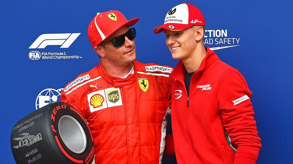 Mick Schumacher (oik.) luovutti Kimi Räikköselle Pirellin minirenkaan Monzan paalupaikan johdosta.