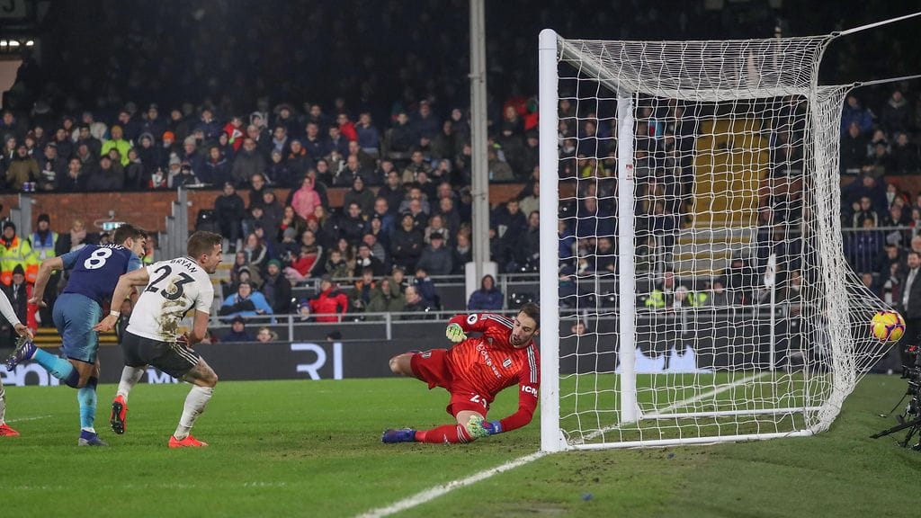Harry Winks (numero 8) puski lisäajalla Tottenhamille 2-1-voiton Fulhamista jalkapallon Englannin Valioliigassa.
