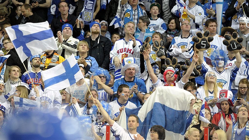 Suomi-faneja Itävalta-ottelussa lauantaina.