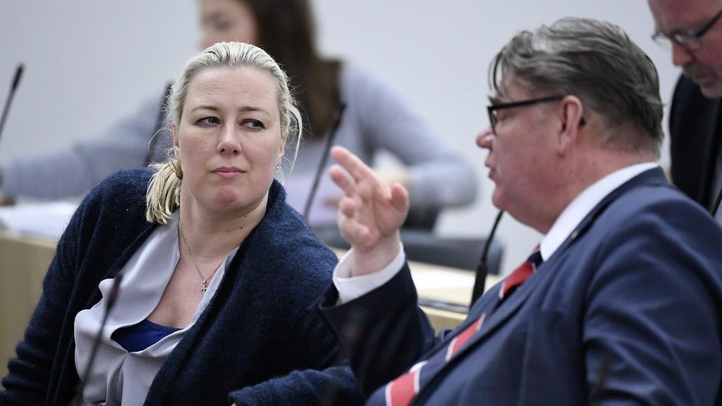 Ulkoministeri Timo Soini (sin.) on kutsunut EU-maiden ulkoministerit tänään aamiaiselle Brysselissä pohtimaan rauhanvälitystä.