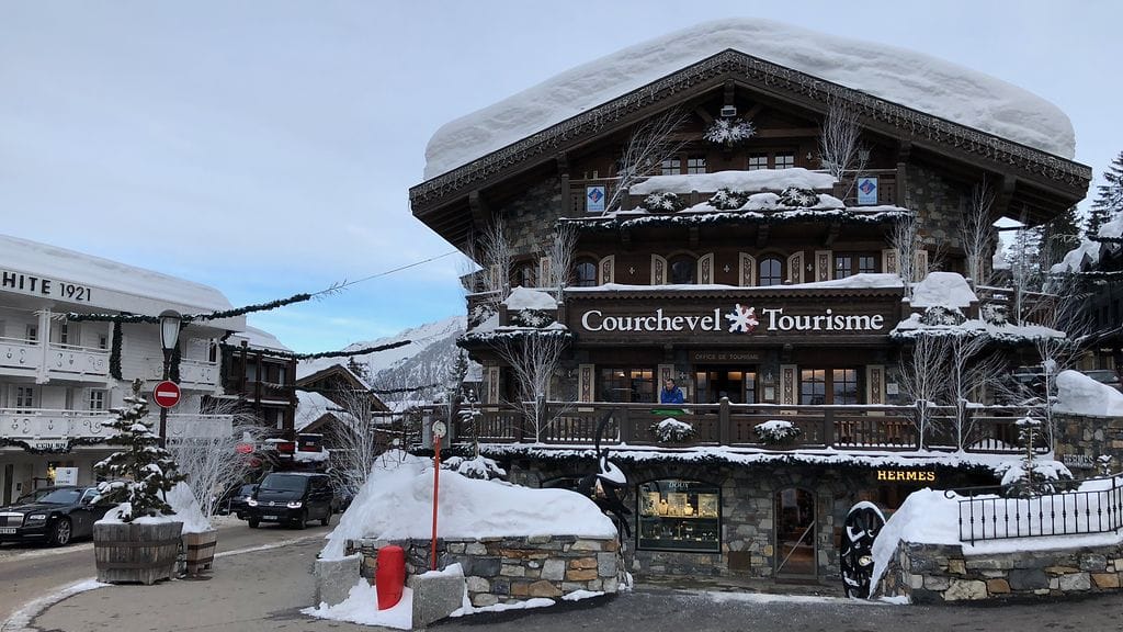 Arkistokuva. Kaksi ihmistä on kuollut Ranskan Alpeilla hiihtokeskuksessa syttyneessä tulipalossa, kertoo BBC.