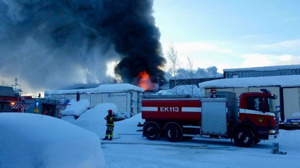 Lappeenrannan Lauritsalassa palaa teollisuushalli, kertoo pelastuslaitos.