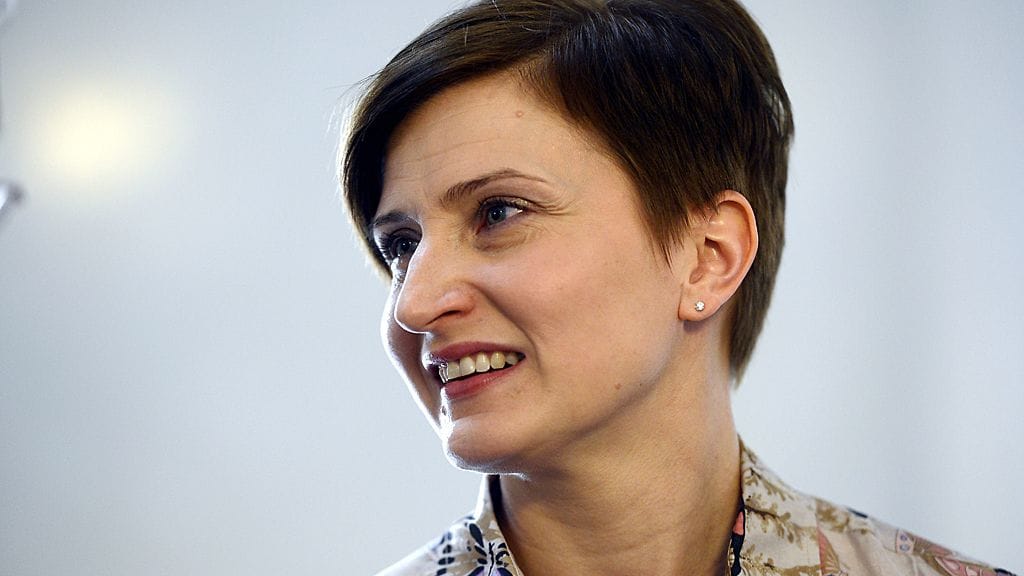 Peruspalveluministeri Susanna Huovinen toivoo maltillista keskustelua alkoholilakiin ehdotetuista muutoksista.