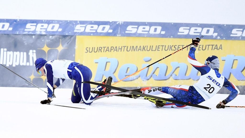 Juuso Haarala ja Peter Holmes kolaroivat nuorten MM-kisojen sprintissä.