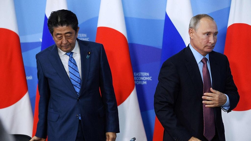 Kiista Kuriilien saariryhmästä on asialistan kärjessä, kun Venäjän presidentti Vladimir Putin ja Japanin pääministeri Shinzo Abe tapaavat tänään Moskovassa.
