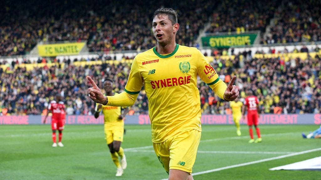 Cardiffiin siirtyvää Emiliano Salaa kuljettanut pienkone katosi maanantaina.